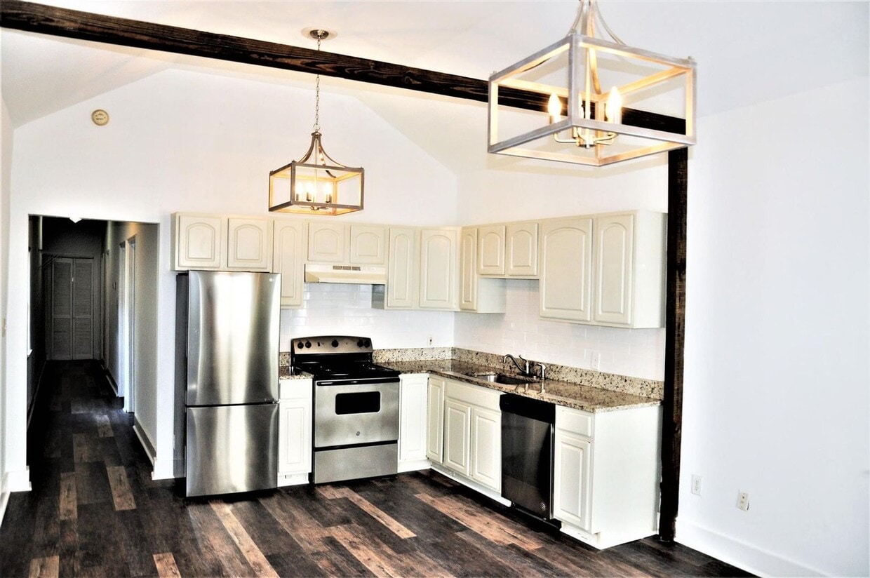 Building Photo - Awesome Three Bedroom One Bath Home - Downtown Charleston - Excellent Location!