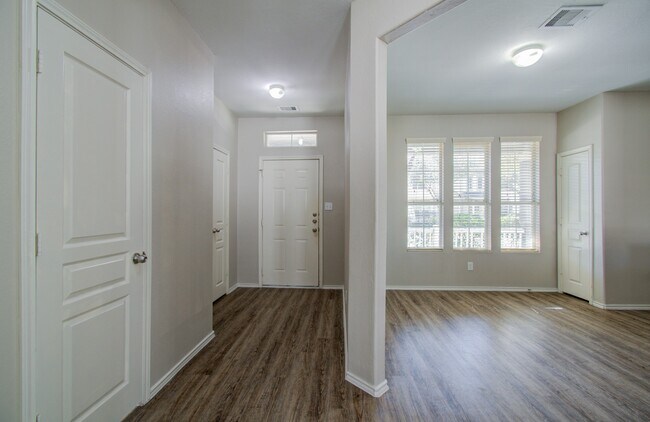 Foto del edificio - 16830 Mammoth Springs Dr