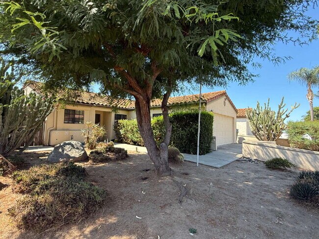 Building Photo - Inviting 3BR/2BA Escondido Home on Quite S...