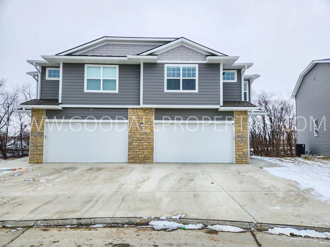 Foto principal - 4 Bdrm 3.5 Bath Townhome with a Walkout Ba...