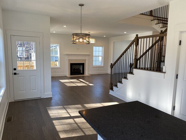 Foto del edificio - Spacious 3BR/2.5BA home in North Nashville with an abundance of natural light throughout!