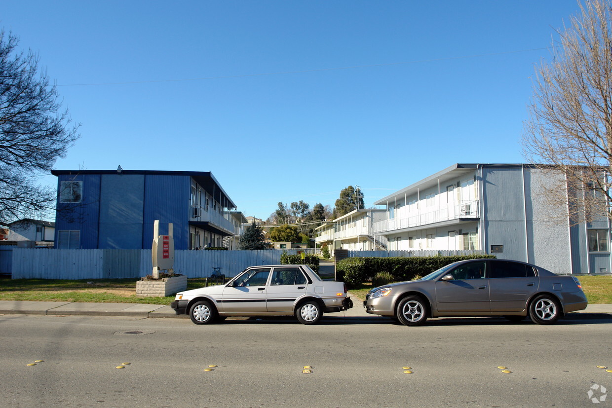 Primary Photo - Brown Street Apartments