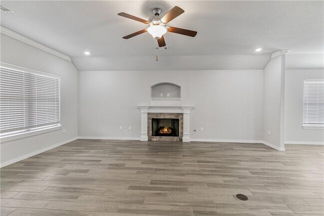 Building Photo - 971 Lakeview Dr