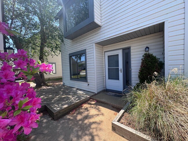 Foto del edificio - OCEAN LAKES TOWNHOME WITH GARAGE - AVAILABLE MAY 1ST