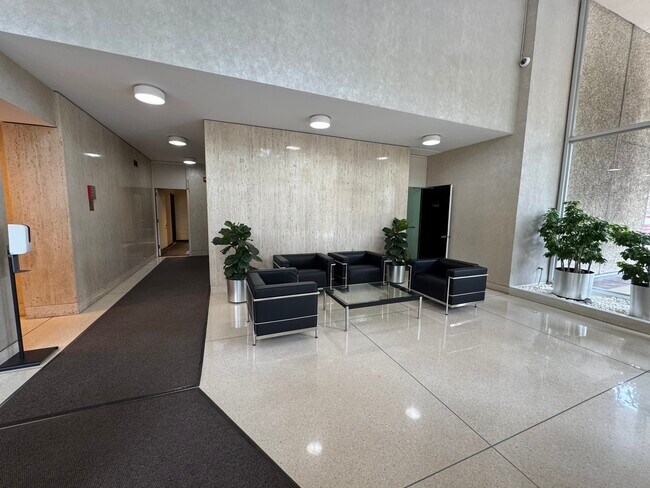 Foto del edificio - 70 W Burton Pl
