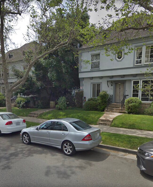 Building Photo - 353 N Sycamore Ave