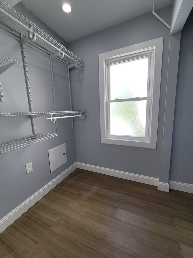 Building Photo - 919 Lester Ave