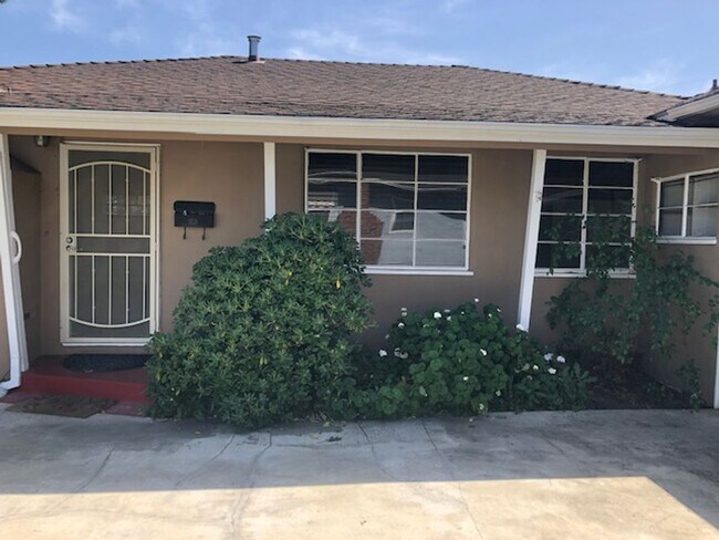 Foto del edificio - Charming 3 Bedroom Home in Quiet Tree-Line...