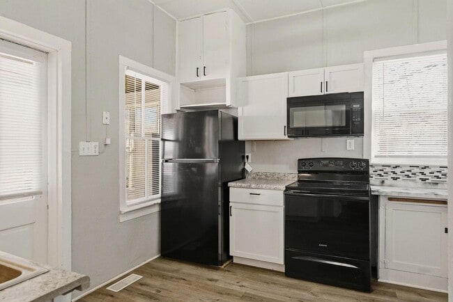 Building Photo - Beautiful, Remodeled Onalaska HOME for Rent!