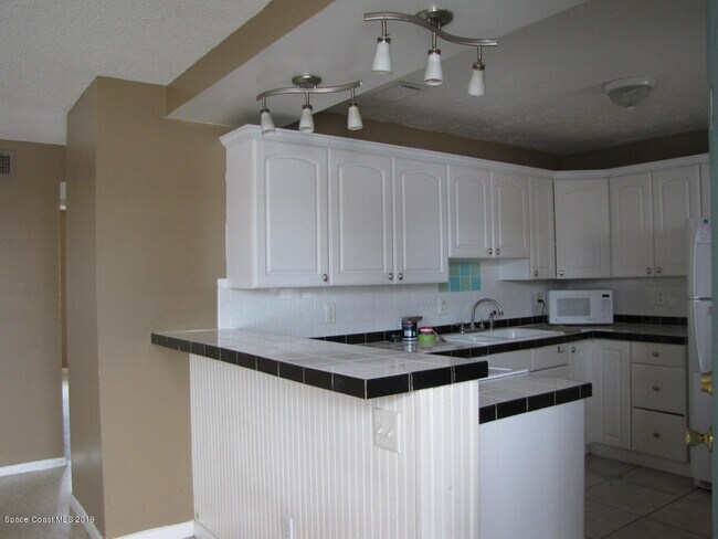 Building Photo - 350 Woodland Ave