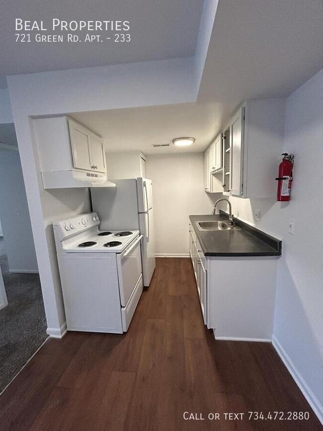 Building Photo - 721 Green Rd