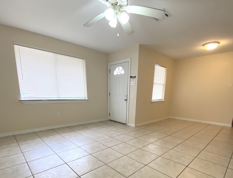 Foto principal - 8418 Valor Dr