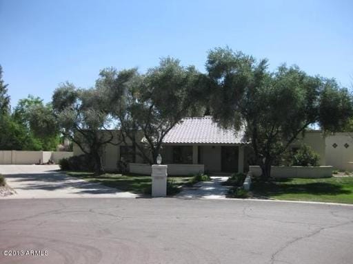 Primary Photo - 2001 E Myrna Ln