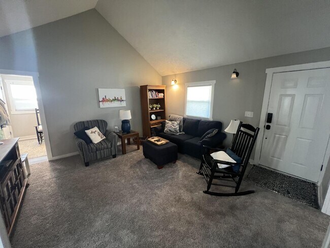 Building Photo - Furnished 3 bedroom/2 Bath - Utilities Inc...