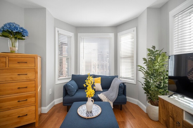 Foto del edificio - 476498-498 Hanover St Exd