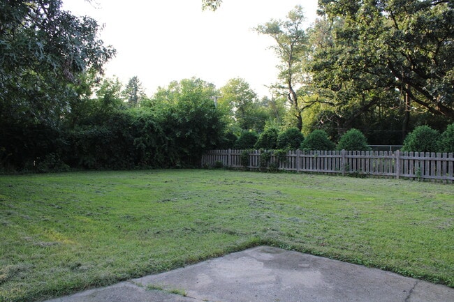 Building Photo - 2807 Benjamin Dr