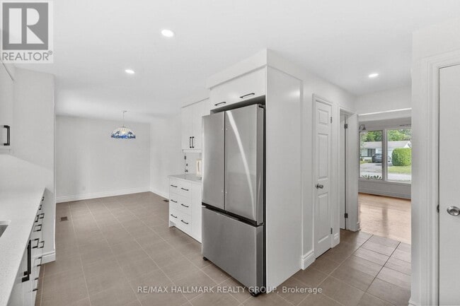 Building Photo - 19 Rockfield Crescent