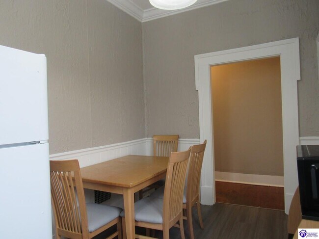 Building Photo - 208 N Mulberry St