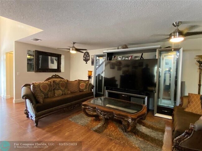 Foto del edificio - 890 NW 99th Ave