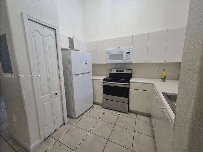 Foto del edificio - 1661 SE 28th St