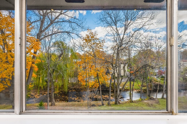 Foto del edificio - 154 Cold Spring Rd