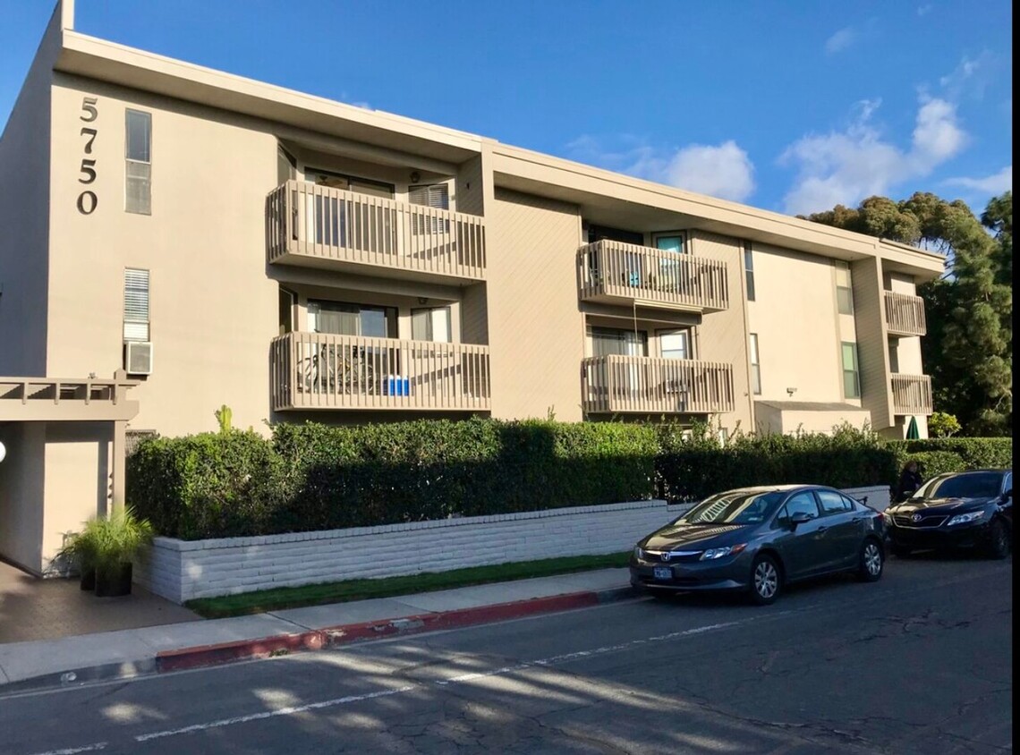 Foto principal - $2,800 - 2 Bed / 2 Bath Condo Near Fashion...