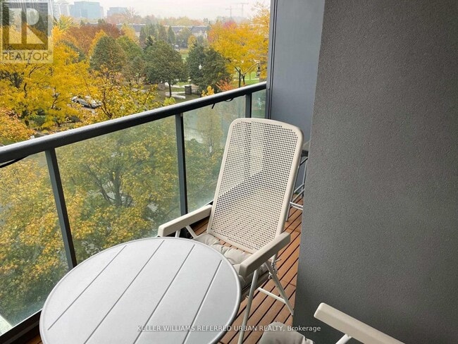 Photo du bâtiment - 30 Harrison Garden Blvd