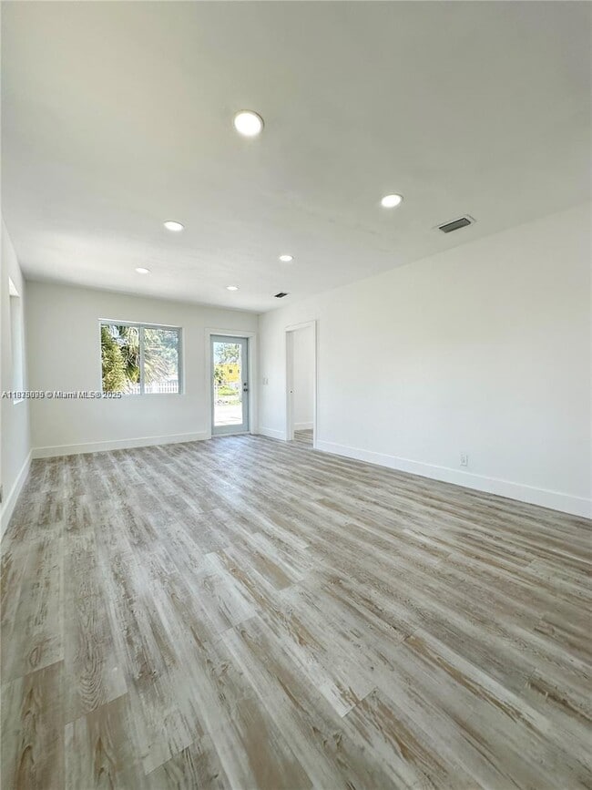 Foto del edificio - 2740 NW 49th St