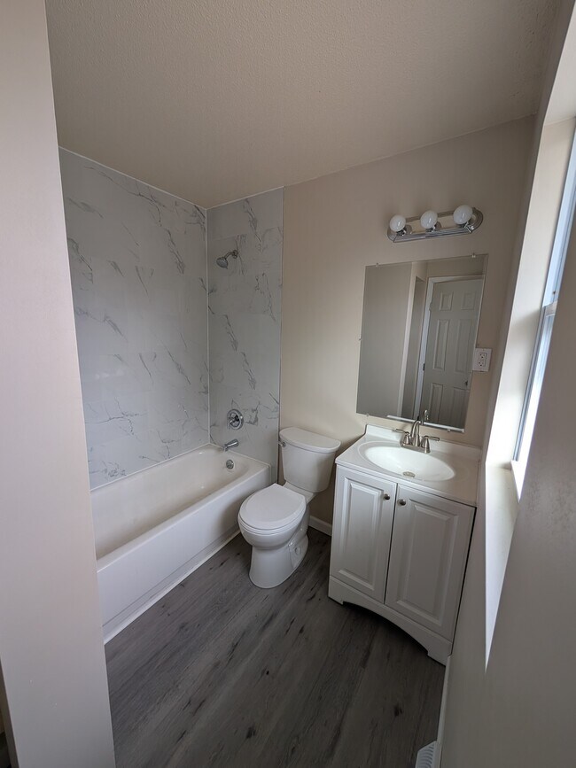 Foto del edificio - 407 Holiday Dr