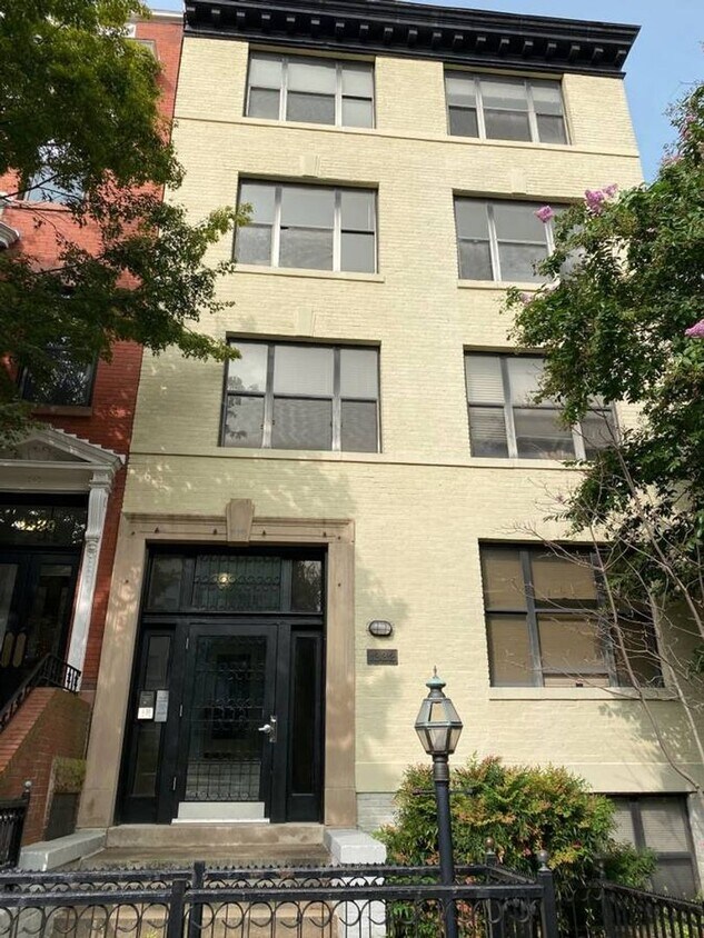 Primary Photo - Dupont Circle Charmer 2 Bedroom Top Floor ...