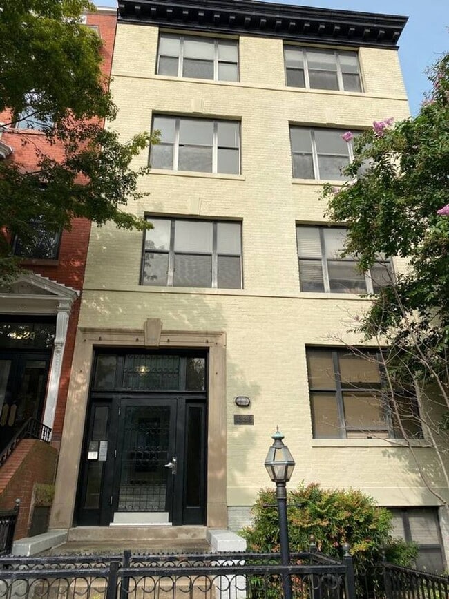 Dupont Circle Charmer 2 Bedroom Top Floor Condo with Fireplace - Dupont Circle Charmer 2 Bedroom Top Floor Condo with Fireplace