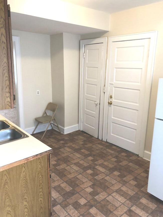 Interior Photo - 421-425 Washington