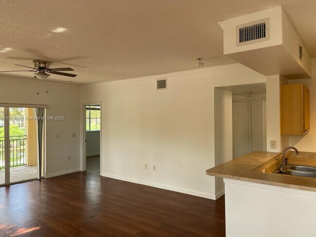 Foto del edificio - 2412 Centergate Dr