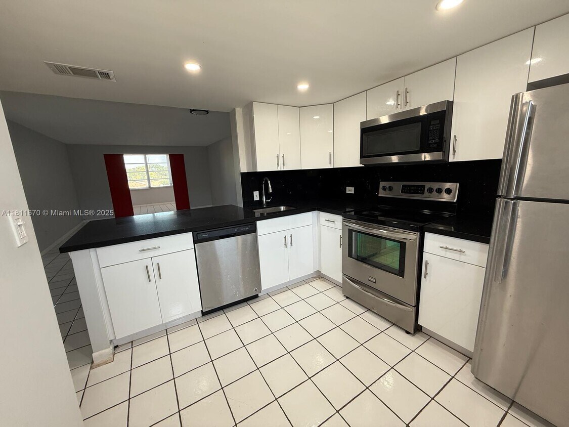 Foto principal - 445 NE 195th St