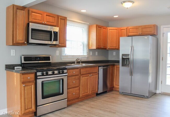 Building Photo - 3 br, 1 bath House - 1 Astor Ave