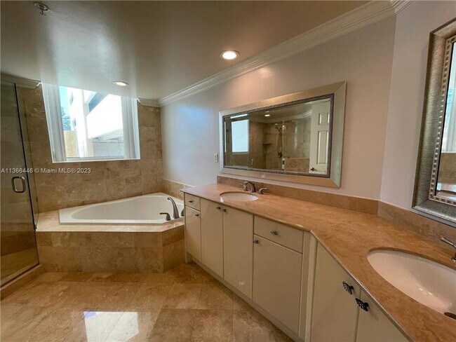 Foto del edificio - 1755 E Hallandale Beach Blvd
