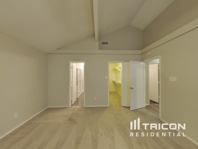 Building Photo - 1008 W Lovers Ln