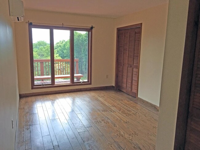Dormitorio de la planta baja - 983 Brattle Ln