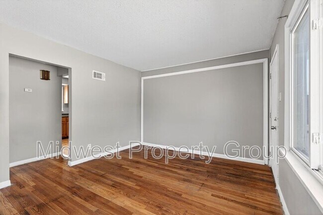 Foto del edificio - 8280 Frost Ave