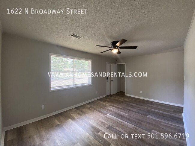 Building Photo - 1622 N Broadway Street | $895 | 3 beds, 1 ...