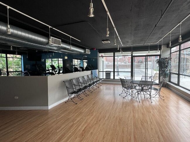 Building Photo - 1212 N Wells St