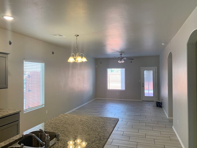 Building Photo - Newer Home in  Metro Park Village