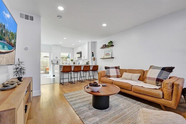 Building Photo - 120 NE 20th Ct