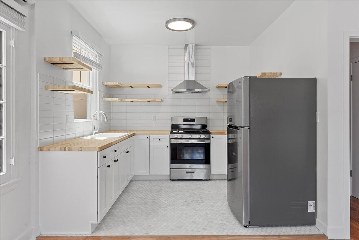 Primary Photo - Beautiful Two Bedroom Apartment | Two Bloc...