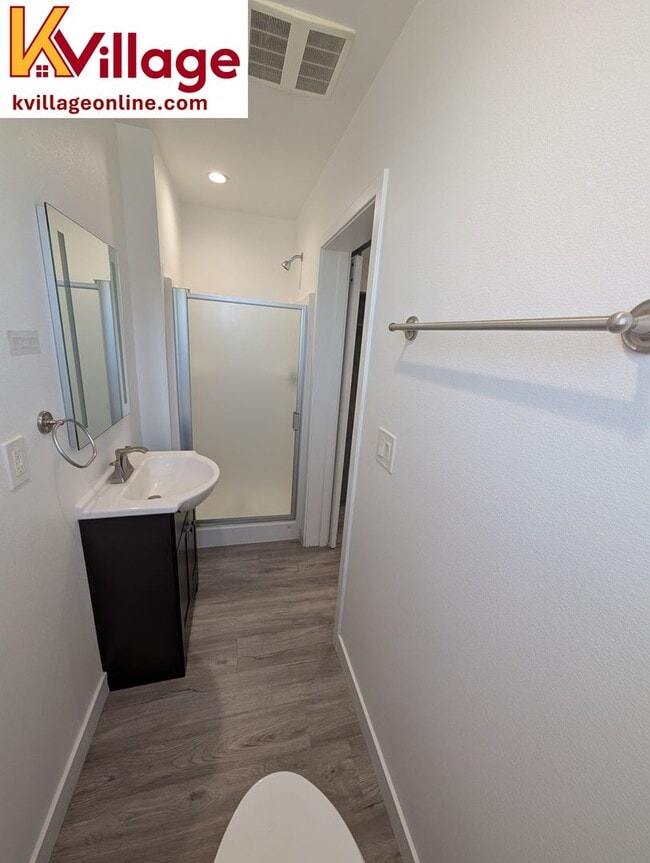 Building Photo - Private room with private en-suite bathroo...
