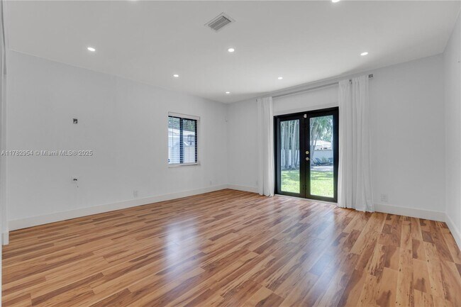 Foto del edificio - 549 NE 12th Ave
