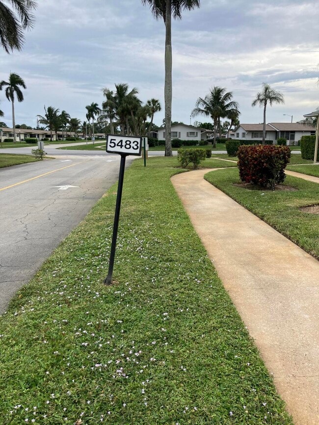 Foto del edificio - 5483 Cresthaven Blvd