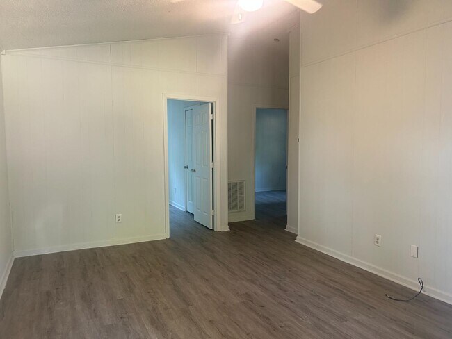 Foto del edificio - 208 Dent Ln