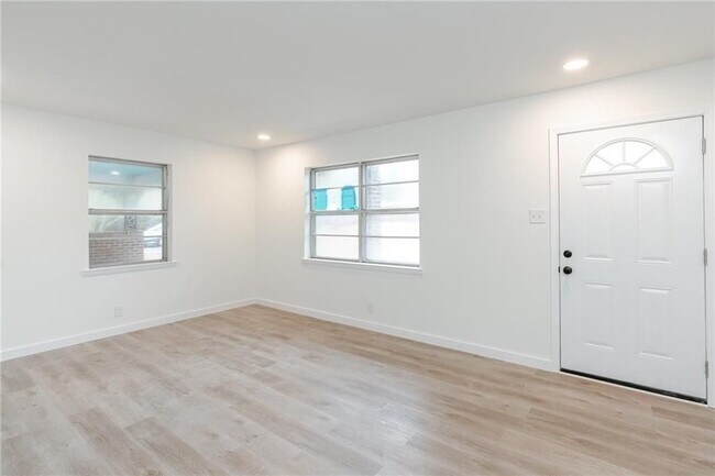 Foto del edificio - 7979 Domain St