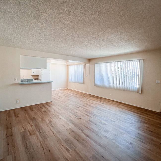 Building Photo - 1001 E Stearns Ave